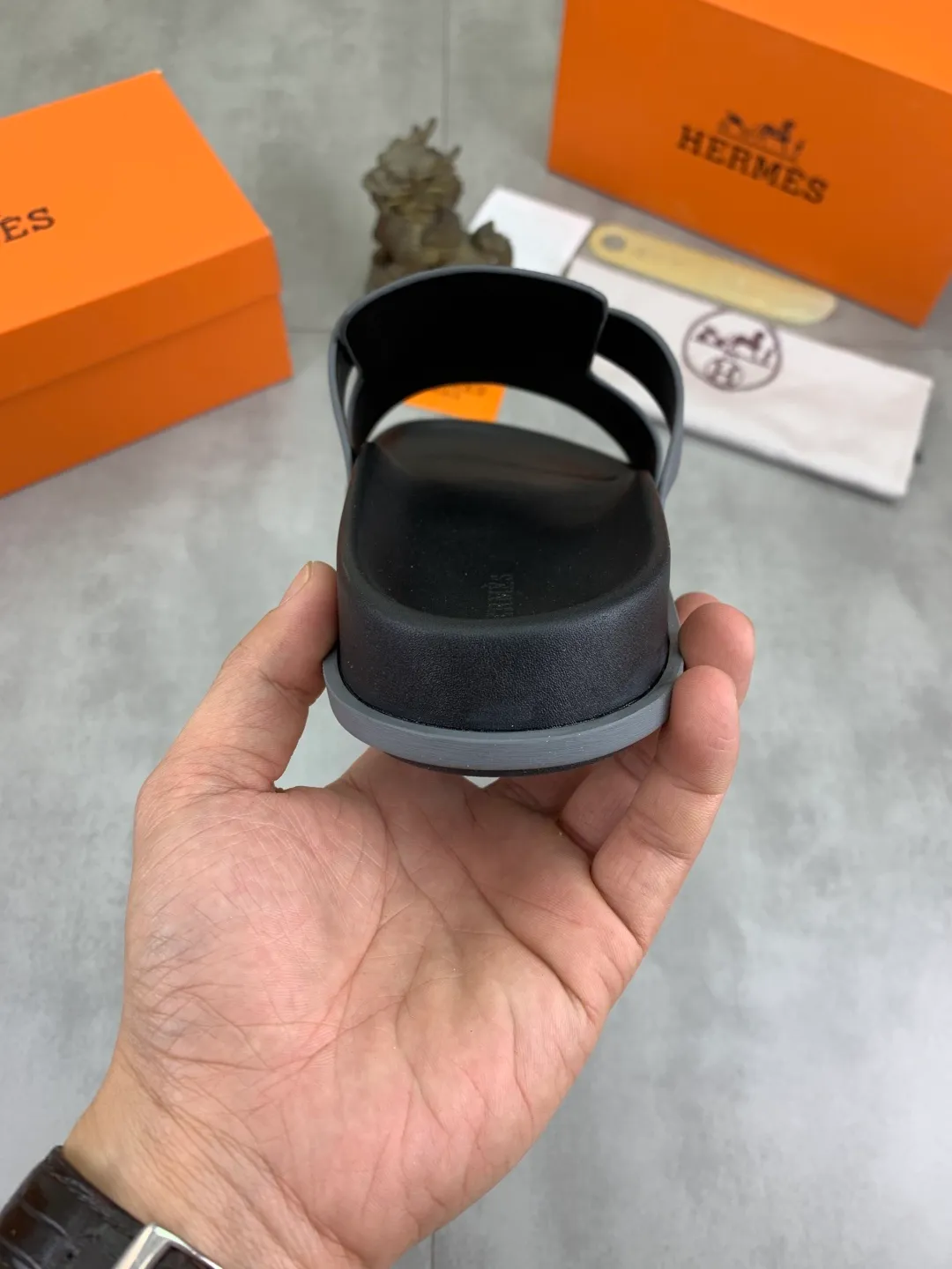 Men's shoes 💰P440 New [HERMES] high-end quality new Hermès slippers, made of imported cross-grain calfskin, wear-resistant and non-slip rubber outsole. Fashionable and elegant code number: 39-44 (38 45 46 customized)